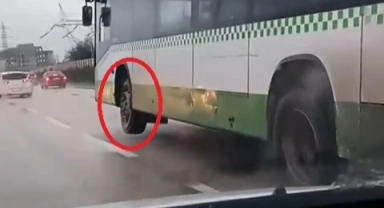 Bursa'da tehlikeli anlar! Halk otobüs şoförü tek teker sürdü
