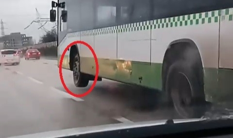 Bursa'da tehlikeli anlar! Halk otobüs şoförü tek teker sürdü