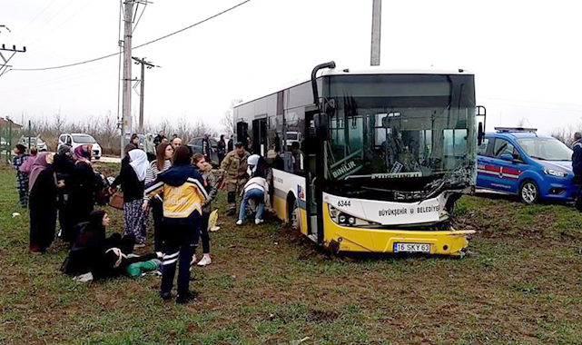 Bursa'da halk otobüsüyle otomobil kafa kafaya çarpıştı!
