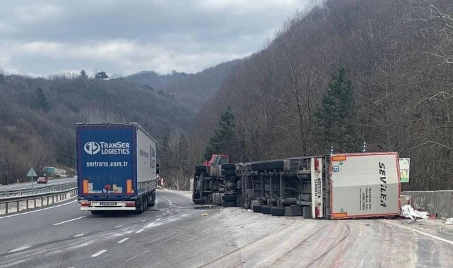 Bursa'da kontrolden çıkan TIR devrildi!