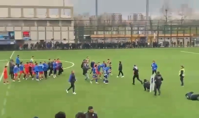 Bursa'da maç bitiminde saha boks ringine döndü!
