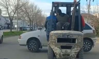 Bursa'da şaşırtan görüntüler! Arıza yapan otomobili forklift ile taşıdı