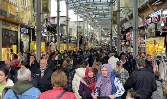 Bursa'da tarihi çarşıda hafta sonu yoğunluğu
