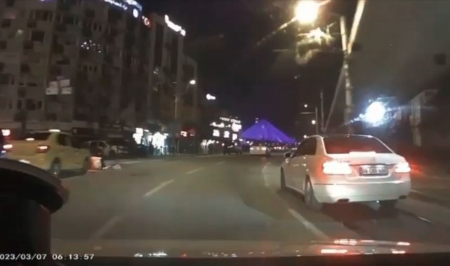 Bursa'da ticari taksinin çarptığı motosikletli savruldu!