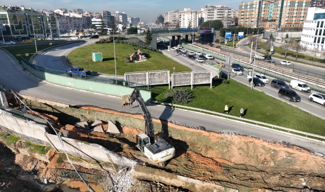 Bursa'da yol çöktü! Çalışmalar başladı