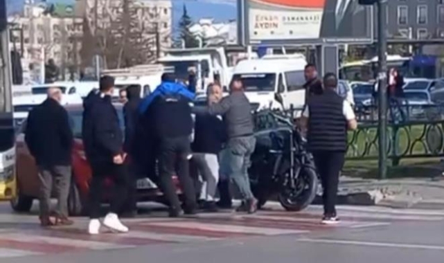 Bursa'nın göbeğinde ortalık karıştı! Tekmeler havada uçuştu