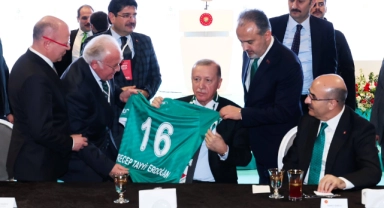 Bursaspor Başkanı Sinan Bür'den Cumhurbaşkanı Erdoğan'a hediye forma
