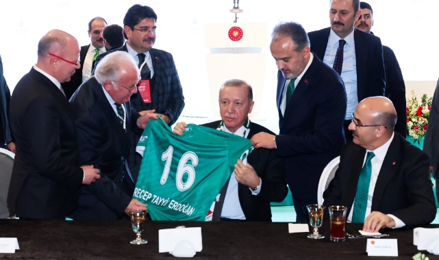 Bursaspor Başkanı Sinan Bür'den Cumhurbaşkanı Erdoğan'a hediye forma