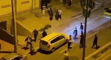 Cadde ortasında tekmeli, yumruklu kavga!