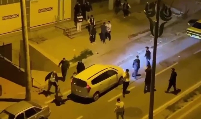 Cadde ortasında tekmeli, yumruklu kavga!