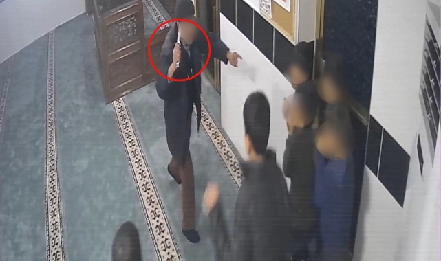 Camide Kur'an-ı Kerim eğitimi alan çocuklara bıçakla “uslu durun” uyarısı