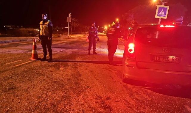 Çeşme’de polis ve jandarma ekiplerince sıkı denetim