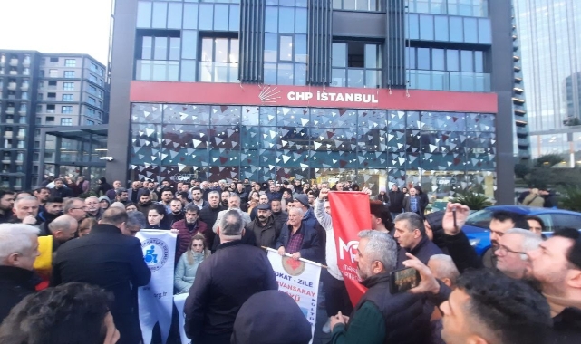 CHP'lilerden İstanbul İl Başkanlığı önünde protesto