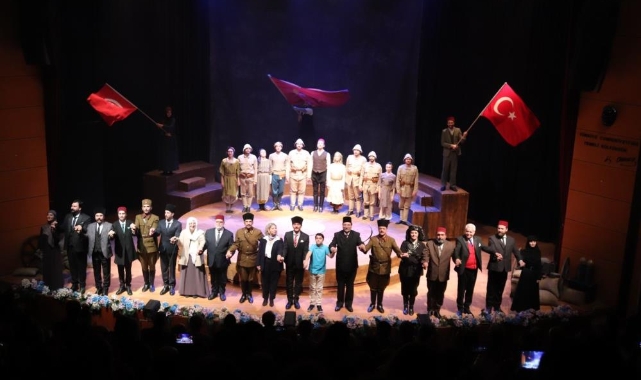 "Cumhuriyete Doğru" tiyatro oyunu Sakarya'da sahnelendi