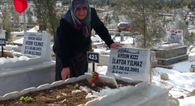 Depremde kaybettiği evlatlarının kabrinden ayrılamıyor