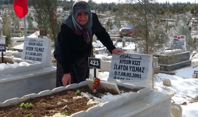 Depremde kaybettiği evlatlarının kabrinden ayrılamıyor