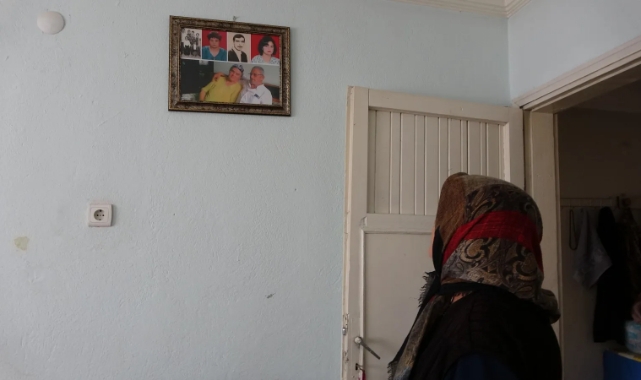 Depremde kaybettiği kızının fotoğrafları ile teselli buluyor