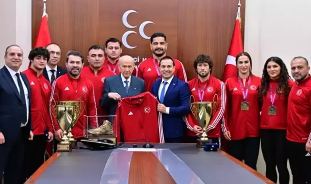 Devlet Bahçeli, şampiyon güreşçileri kabul etti