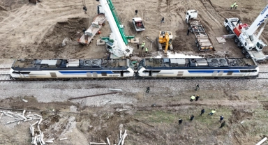 Devrilen tren kaza alanından kaldırıldı!