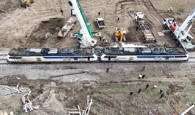 Devrilen tren kaza alanından kaldırıldı!