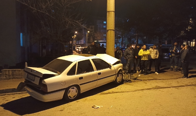 Direksiyon hakimiyetini kaybetti, aydınlatma direğine çarptı