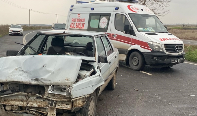 Diyarbakır’da otomobil ile minibüs çarpıştı: 4 yaralı
