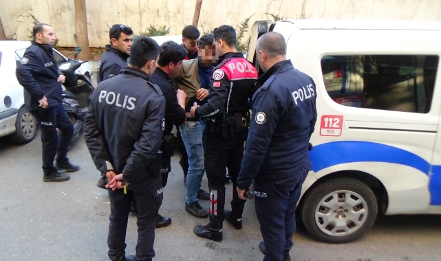 Emniyetin önünde bıçaklı kavga!