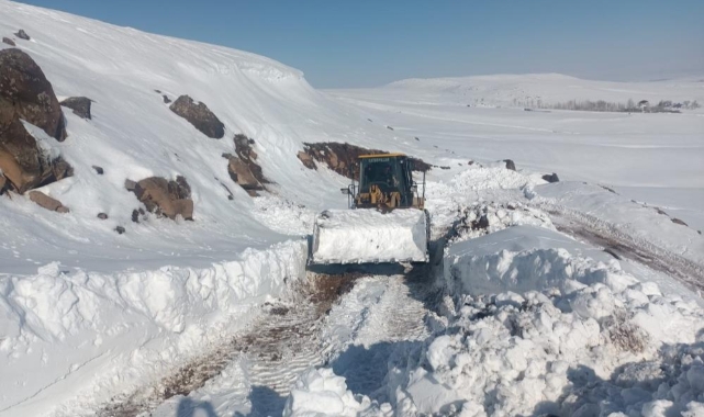 Erciş’te tipiden kapanan yollar açılıyor