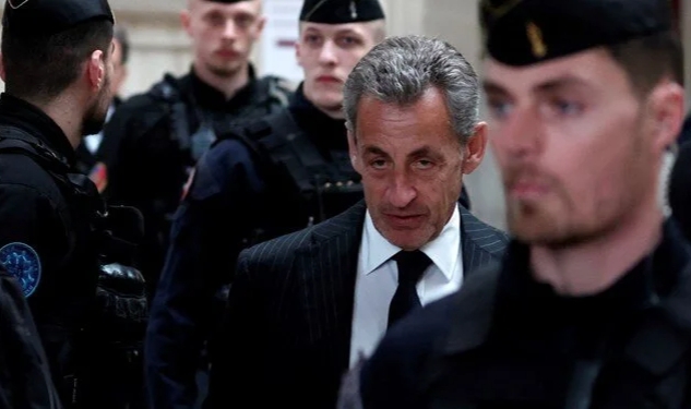 Eski Fransa Cumhurbaşkanı Sarkozy'e hapis cezası