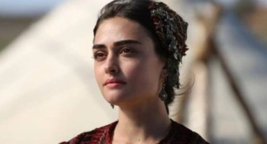 Esra Bilgiç siyah takımıyla beğeni topladı!