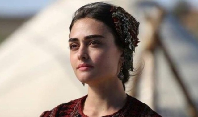 Esra Bilgiç siyah takımıyla beğeni topladı!