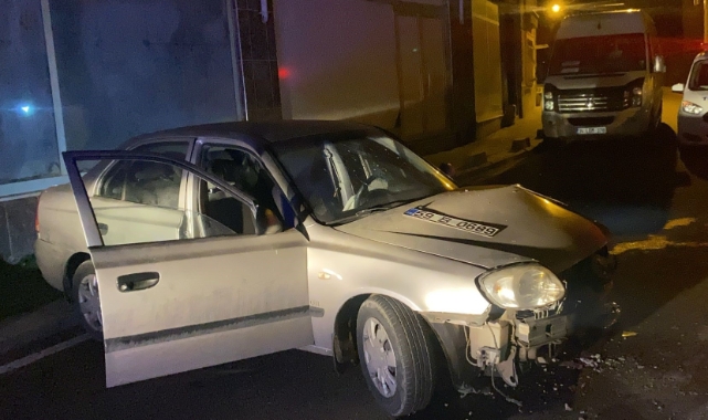 Feci kaza! Otomobil duvara çarptı