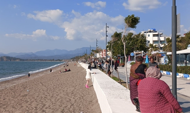 Fethiye'de güneşli havayı gören, sahile koştu
