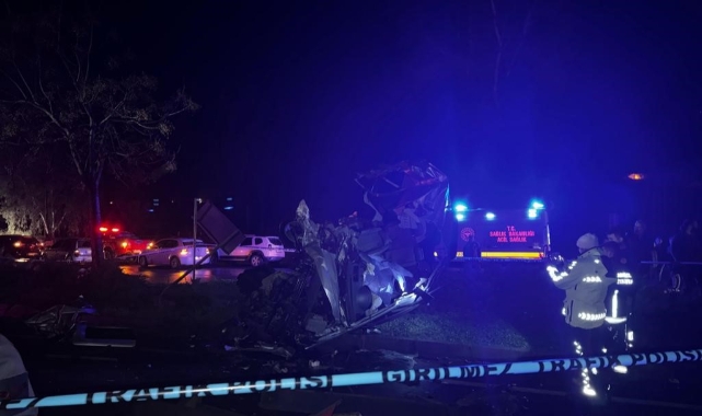Hafif ticari araç, TIR'a arkadan çarptı: 1 ölü, 1 yaralı