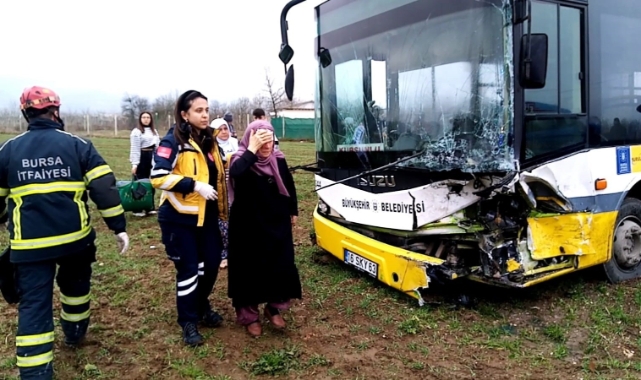 Halk otobüsü ile otomobil kafa kafaya çarpıştı!