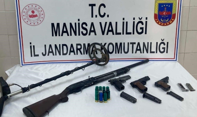 İki evde yapılan aramada ruhsatsız silah ve tüfekler ele geçirildi