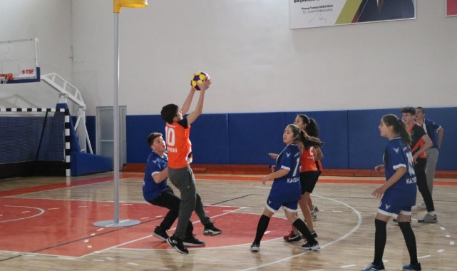 İlk maç Ömer Halisdemir Spor Salonu’nda oynandı