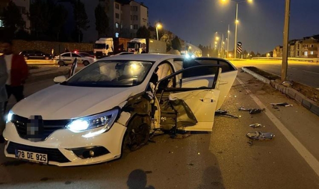 İnegöl'de iki otomobil çarpıştı: 4 kişi yaralandı