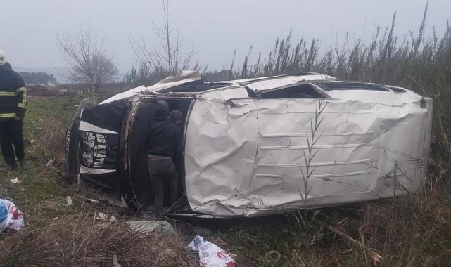 İşçileri taşıyan minibüs devrildi! 13 kişi yaralandı
