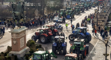 İspanyol çiftçiler birçok bölgede yolları kapattı