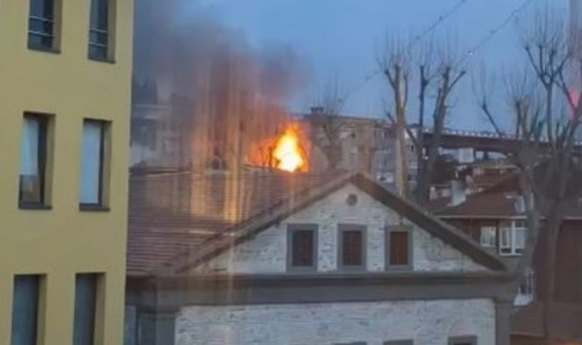 İstanbul'da ahşap binada yangın!