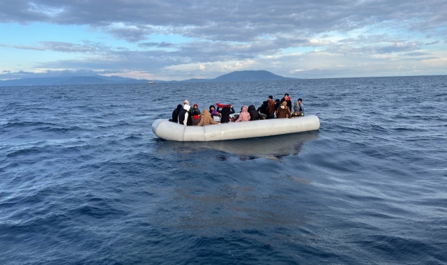 İzmir açıklarında 23'ü çocuk 43 göçmen kurtarıldı