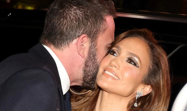 Jennifer Lopez güzelliğiyle büyüledi