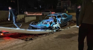 Kafa kafaya çarpışan iki otomobil hurdaya döndü: 3 yaralı