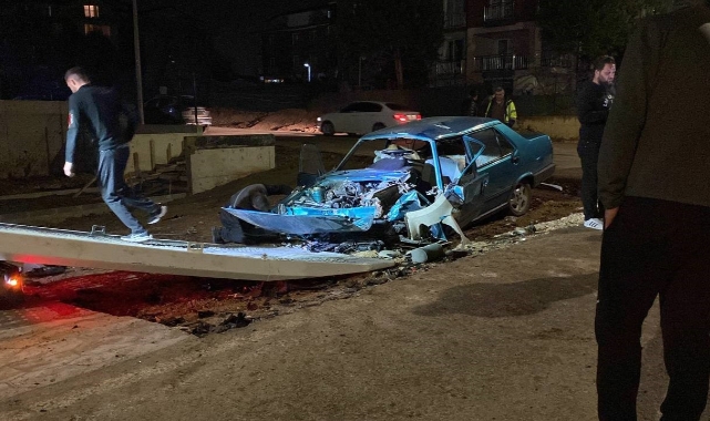 Kafa kafaya çarpışan iki otomobil hurdaya döndü: 3 yaralı