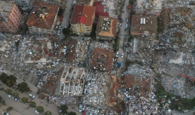 Kahramanmaraş'ta enkazdan çıkan çelik kasalar sahiplerini bekliyor