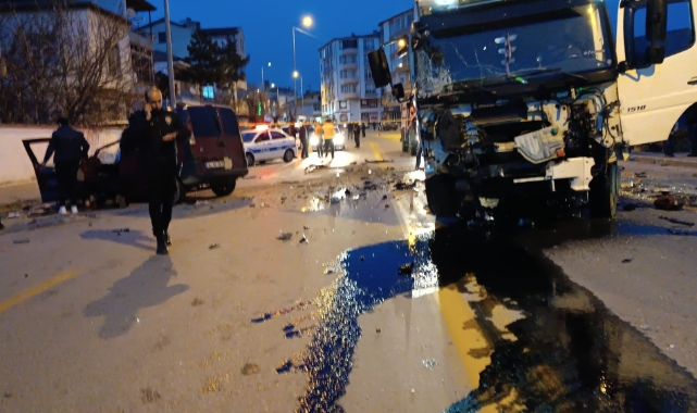 Kamyon ile hafif ticari araç kafa kafaya çarpıştı