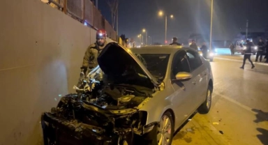 Kamyonete çarpıp savrulan otomobil duvara çarparak durdu