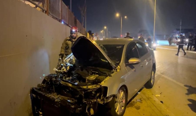 Kamyonete çarpıp savrulan otomobil duvara çarparak durdu