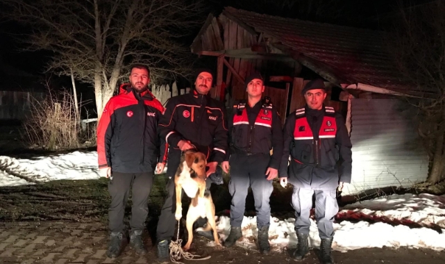 Kayalıkta mahsur kalan köpek kurtarıldı
